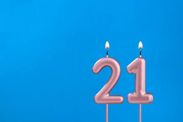 21号 在蓝色泡沫背景下燃点周年蜡烛 — 图库照片