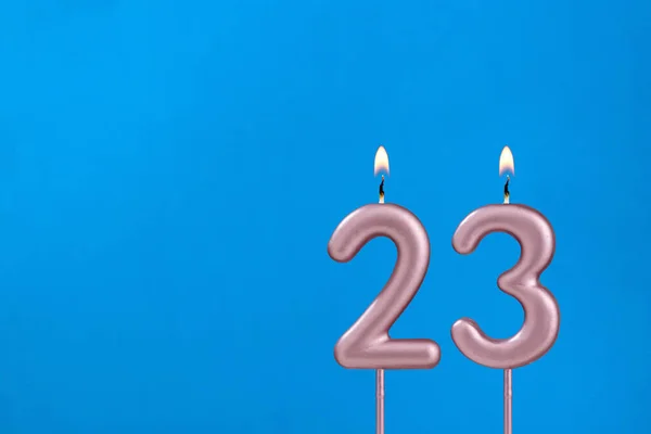 Número Vela Aniversário Chamas Fundo Espumoso Azul — Fotografia de Stock