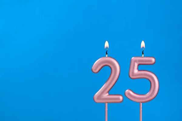 Número Vela Aniversário Chamas Fundo Espumoso Azul — Fotografia de Stock
