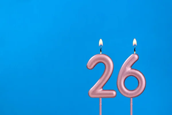 26号烛台 蓝色泡沫背景下的生日 — 图库照片