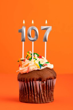 107 numaralı mumlu doğum günü pastası - Turuncu köpüklü arka plan