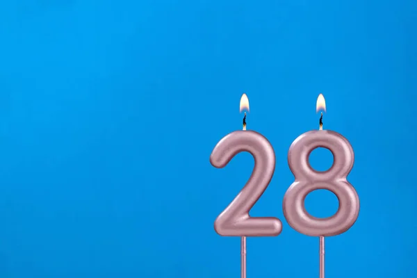 28号烛台 蓝色泡沫背景下的生日 — 图库照片