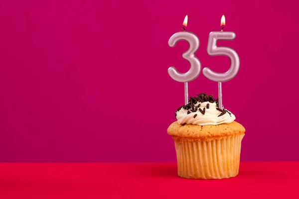 Födelsedag Tårta Med Ljus Nummer Rhodamine Röd Skummande Bakgrund — Stockfoto