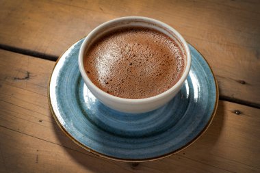 Tarçınlı bir fincan sıcak çikolata - geleneksel Kolombiya içeceği