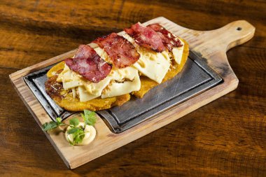 Paramparça edilmiş tavuk, peynir ve pastırmalı yeşil muz ezmesi Kolombiya sokak yemeği.