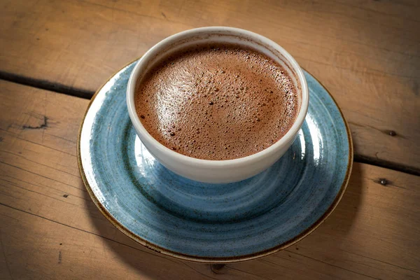 Tarçınlı bir fincan sıcak çikolata - geleneksel Kolombiya içeceği