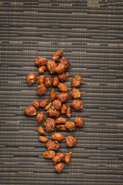 Arachis hipogaea ve susamlı kavrulmuş fıstık.