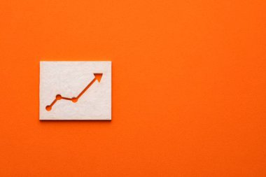 Turuncu arkaplan üzerinde beyaz istatistik oku - web sitesi tasarımı veya logosu için düz sembol