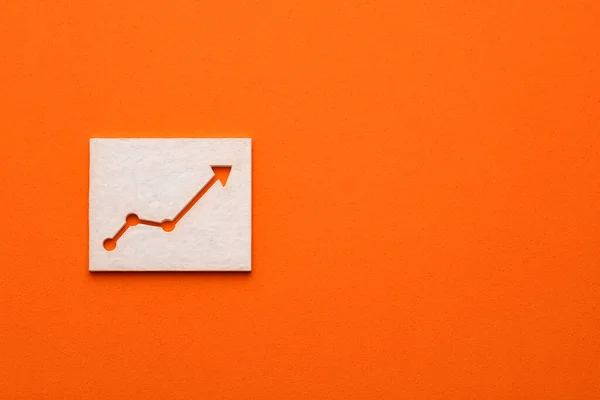 Estadísticas Blancas Flecha Hacia Arriba Sobre Fondo Color Naranja Símbolo — Foto de Stock