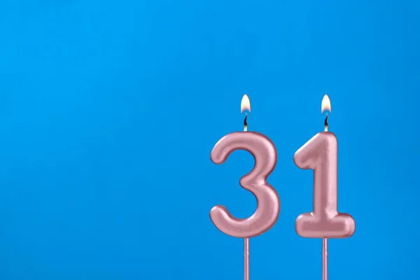 31号烛台 蓝色泡沫背景下的生日 — 图库照片