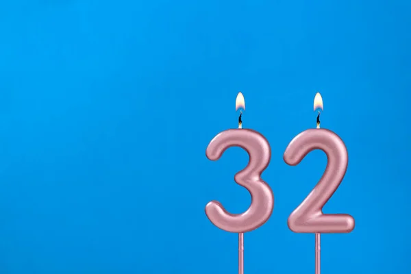 32号 在蓝色泡沫背景下燃点周年蜡烛 — 图库照片