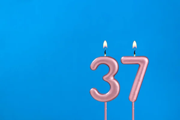 37号烛台 蓝色泡沫背景下的生日 — 图库照片