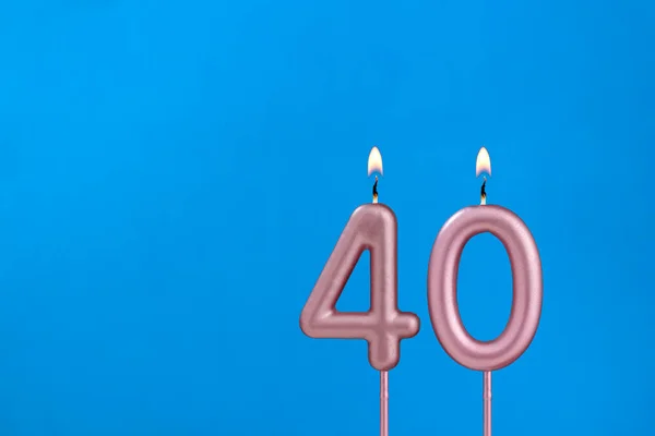 40号烛台 蓝色泡沫背景下的生日 — 图库照片