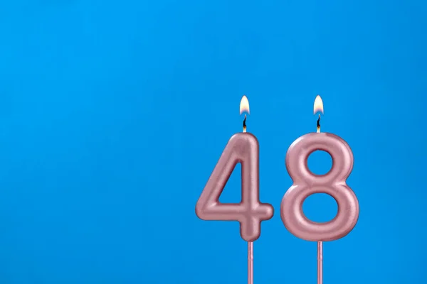 48号烛台 蓝色泡沫背景下的生日 — 图库照片