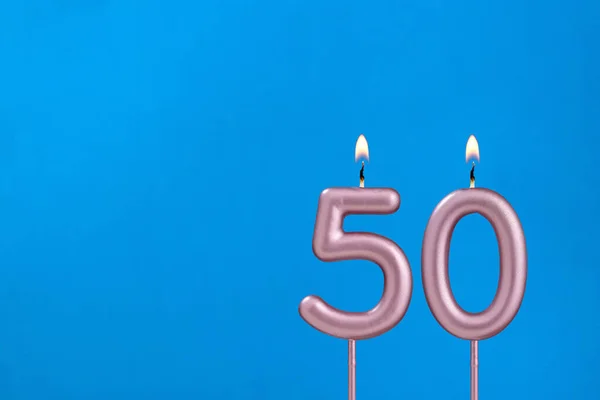 50号烛台 蓝色泡沫背景下的生日 — 图库照片