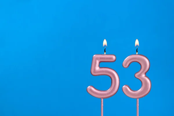 53番 青い泡の背景に燃える記念日のろうそく — ストック写真