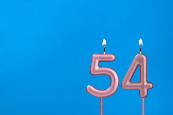 54号烛台 蓝色泡沫背景下的生日 — 图库照片
