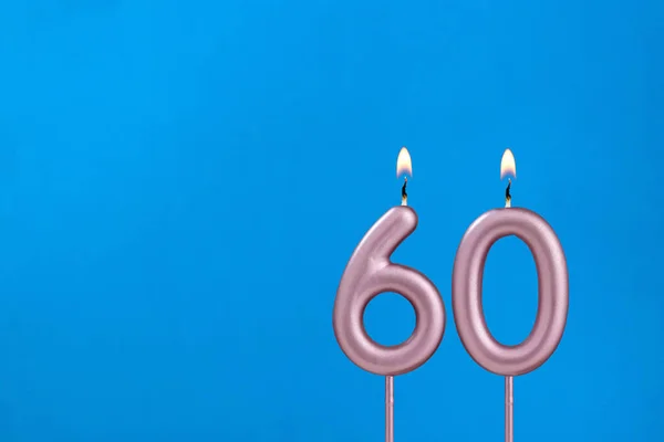60号烛台 蓝色泡沫背景下的生日 — 图库照片