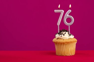 76 numaralı mum - Rodamine kırmızı arka planda pasta doğum günü