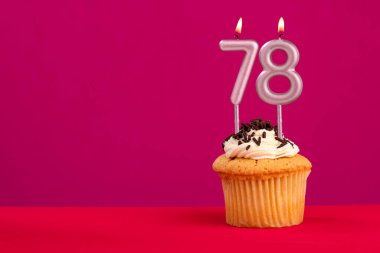 78 numaralı mum - Rodamine kırmızı arka planda pasta doğum günü