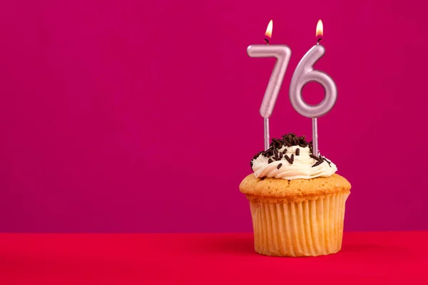 Świeca Numer Tort Urodzinowy Czerwonym Tle Rodaminy — Zdjęcie stockowe
