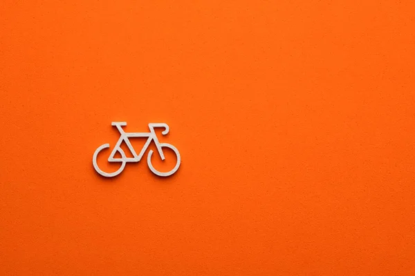 橙色背景的白色自行车 网站设计或标志用自行车符号 — 图库照片