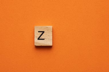 Tahta kare fayansta büyük harf Z Turuncu köpüklü arkaplan