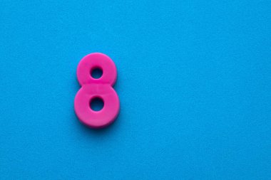 8 numara pembe (8) - Mavi köpüklü arka planda plastik rakam