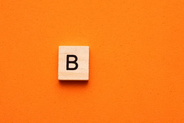 Велика Літера Alphabet Літера Дерев Яному Квадратному Плиті Оранжевому Фоні — стокове фото