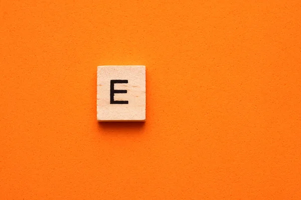Αλφάβητο Γράμμα Ξύλινο Τετράγωνο Πλακάκι Πορτοκαλί Αφρώδες Φόντο — Φωτογραφία Αρχείου