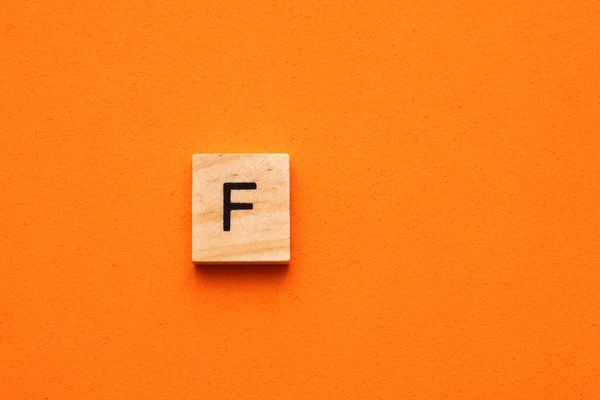 Αλφάβητο Κεφαλαίο Γράμμα Ξύλινο Τετράγωνο Πλακάκι Πορτοκαλί Αφρώδες Φόντο — Φωτογραφία Αρχείου