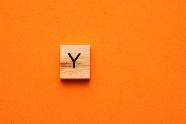 Αλφάβητο Γράμμα Ξύλινο Τετράγωνο Πλακάκι Πορτοκαλί Αφρώδες Φόντο — Φωτογραφία Αρχείου
