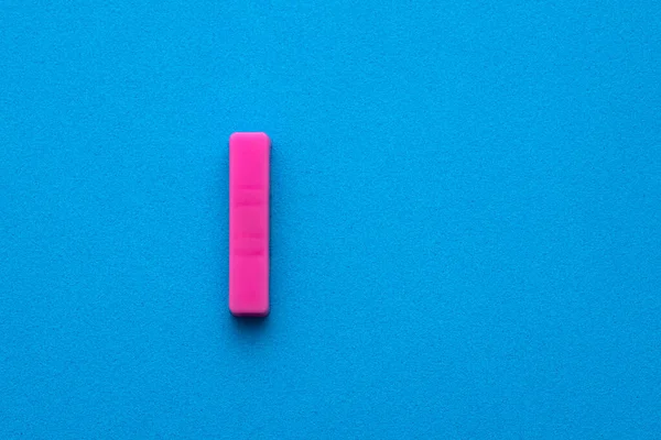 Πλαστικό Ροζ Γράμμα Κεφαλαίο Μπλε Αφρώδες Φόντο — Φωτογραφία Αρχείου