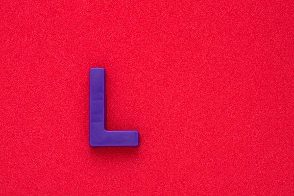 Kunststoff Buchstabe Großbuchstabe Violetter Farbe Auf Einem Roten 032 Schaumigen — Stockfoto