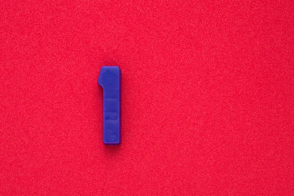 Μωβ Νούμερο Ένα Πλαστικό Ψηφίο Κόκκινο Φόντο 032 Αφρώδες — Φωτογραφία Αρχείου
