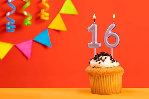 Verjaardagstaart Met Nummer Kaars Sprankelende Oranje Achtergrond Met Gors — Stockfoto