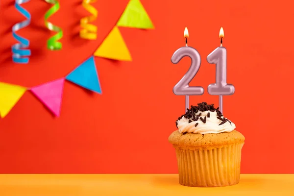Número Vela Pastel Cumpleaños Sobre Fondo Naranja Con Banderines —  Fotos de Stock