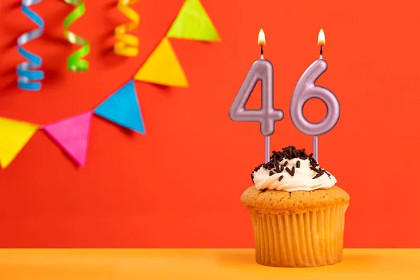 Födelsedagstårta Med Nummer Ljus Glittrande Orange Bakgrund Med Bunting — Stockfoto