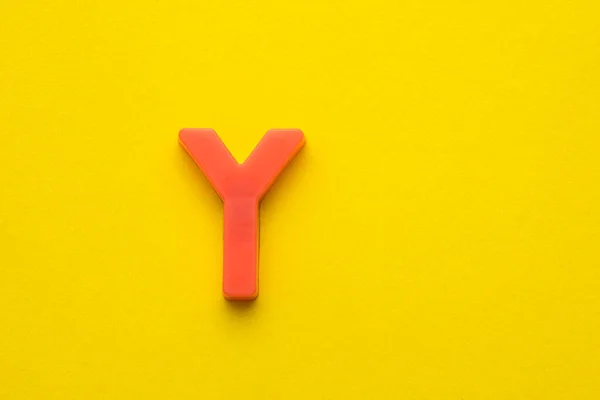 Αλφάβητο Γράμμα Ροδάκινο Χρωματιστό Πλαστικό Κομμάτι Κίτρινο Αφρώδες Φόντο — Φωτογραφία Αρχείου