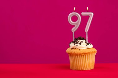 97 numaralı mumlu doğum günü pastası Rhodamine Kırmızı köpüklü arka plan