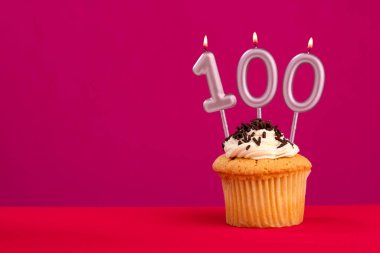100 numaralı mum - Rodamine kırmızı arka planda pasta doğum günü
