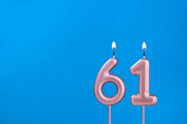 第61号 在蓝色泡沫背景下燃点周年蜡烛 — 图库照片