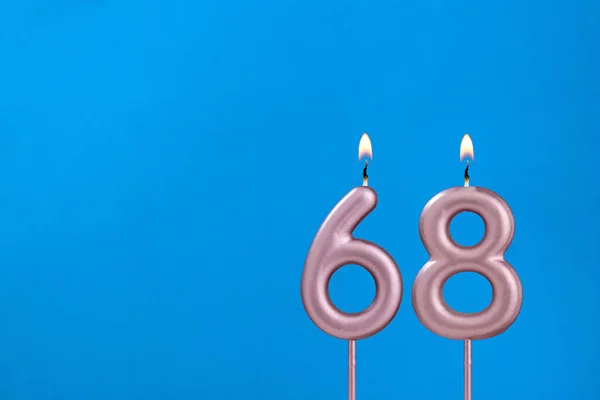 第68号蜡烛 蓝色泡沫背景下的生日 — 图库照片
