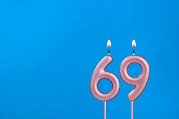 第69号 在蓝色泡沫背景下燃点周年蜡烛 — 图库照片