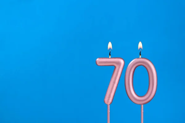 70号烛台 蓝色泡沫背景下的生日 — 图库照片