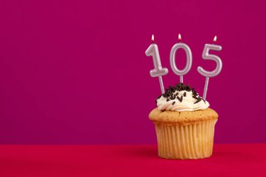 105 numaralı mumlu doğum günü pastası Rhodamine Kırmızı köpüklü arka plan