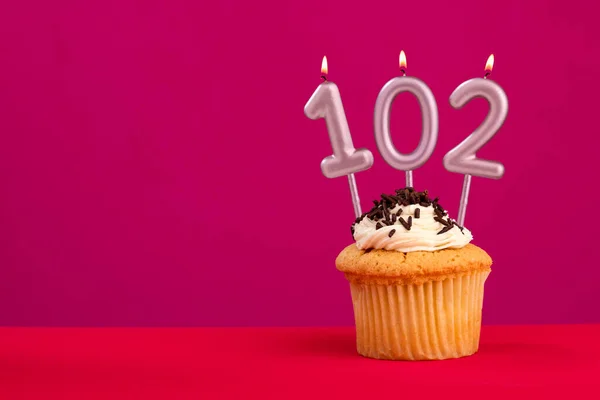 Vela Número 102 Cumpleaños Torta Fondo Rojo Rodamina — Foto de Stock