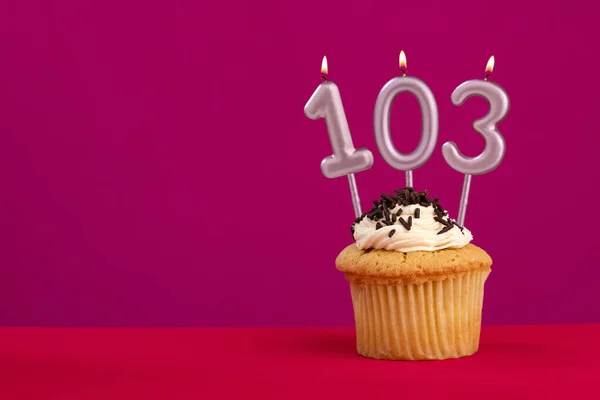 Tarta Cumpleaños Con Número Vela 103 Rhodamine Fondo Espumoso Rojo — Foto de Stock