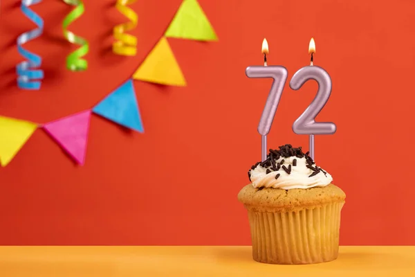 72号烛光生日蛋糕 带捆扎的闪闪发光的橙色背景 — 图库照片