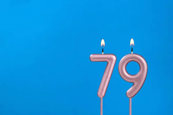 79号 在蓝色泡沫背景下燃点周年蜡烛 — 图库照片